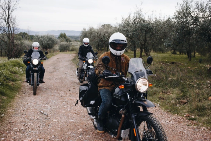 Motociclistas viajando juntos